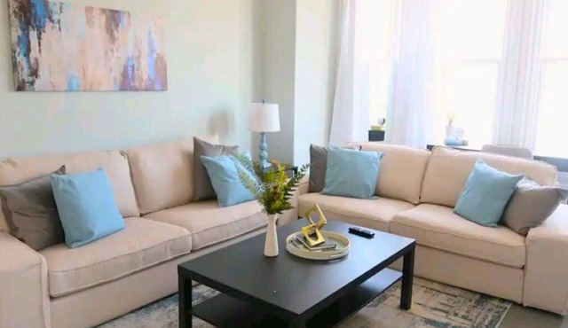 Beautiful Lakeside Heritage Home in Barrie Bright and Spacious Stay in Barrie