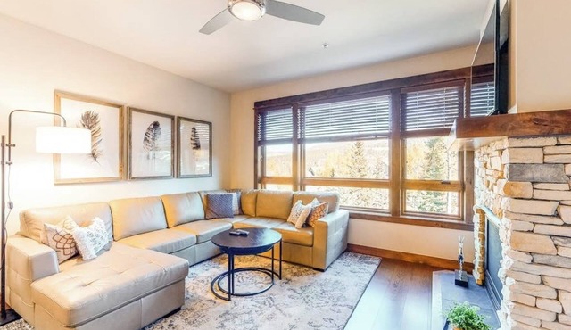 Beautiful ski-in/ski-out villa with shared game room, hot tub, pool, & gym in Breckenridge