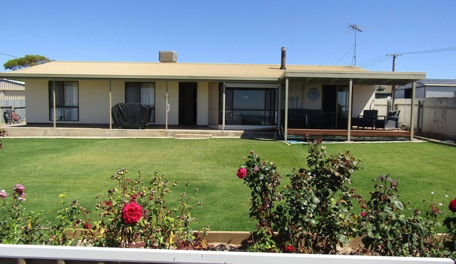 Bella's Bayview - Esplanade position! Off Peak Special! in Point Turton