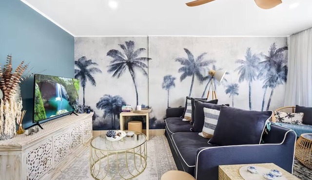 Blue Palms By The Beach - Pool, spa, king bed in Broadbeach