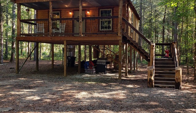 Cabin overlooking creek close to National Forrest a great place to relax in Ozone