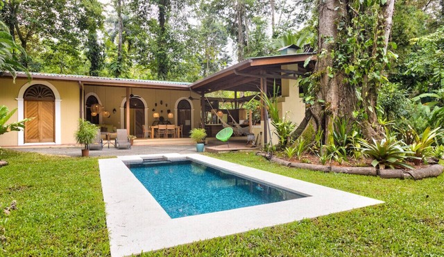 Casa Color Caribe. Stylish villa with pool and Bbq area in Playa Chiquita