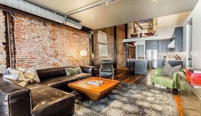 Charming 4 bedroom loft with wet bar, central AC & full kitchen in Nashville
