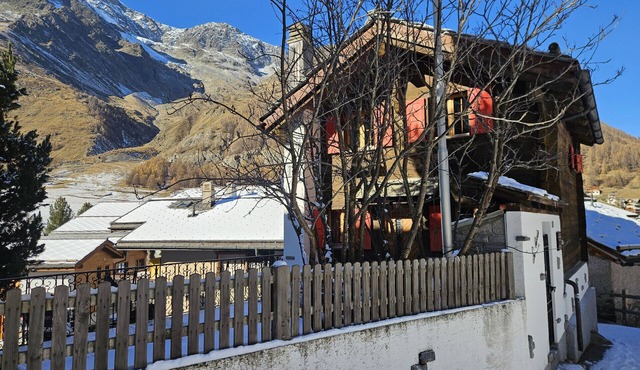 Charming chalet Le Camee right next to the sports field in Saas-Fee