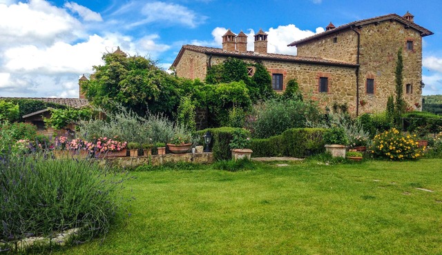 Charming Tuscany Villa with magical Garden, shared pool, Chianti Area in Castelnuovo Berardenga