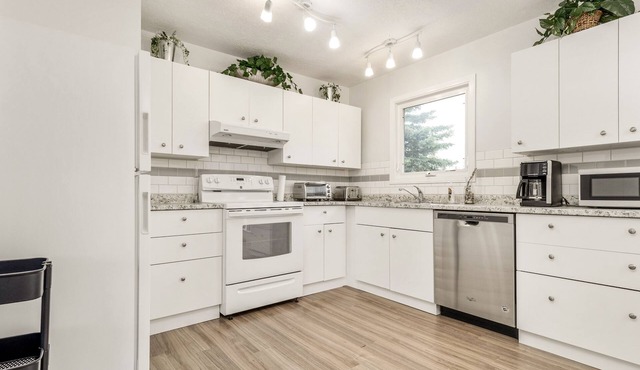Cheerful 3 Bedroom Main Floor Private Suite Near Waterton in Cardston