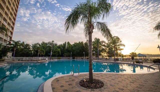 Chic Lakefront Resort just short drive to Disney! in Orlando