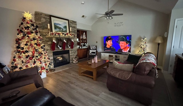 Christmas Condo w/garage just off the Parkway in Pigeon Forge, TN in Pigeon Forge