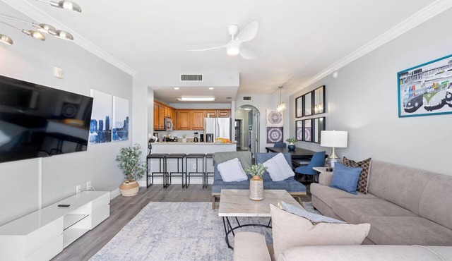 Condo is just 2 miles away from Disney, wonderful Lake view family-sized in Orlando