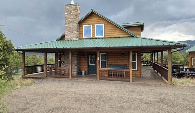 Conveniently located cabin with full kitchen, w/d, large deck & great views in South Fork