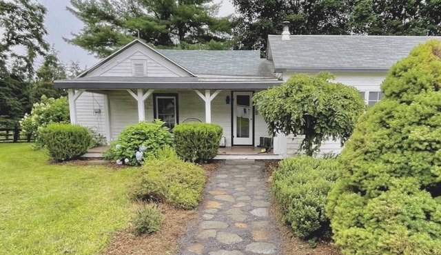 Country Farmhouse with Hot tub, swimming pool & pond on 18 acres in Greenville