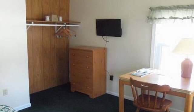 Cozy 1 bedroom Cabin #116 with AC and WiFi in Huron