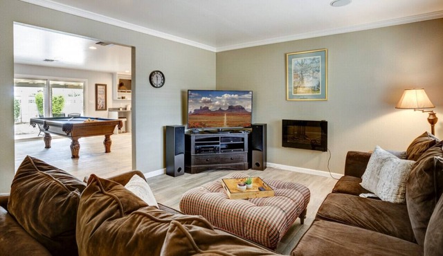 Cozy 3 bedroom, steps from Old-Town (sleeps 6)! in Scottsdale