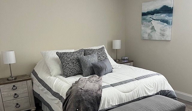 Cozy 4-bedroom house with AC and WiFi in Centereach, New York. in Centereach