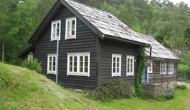 Cozy three-bedroom cottage located on a working farm by the stunning BjornaFjord in Fusa