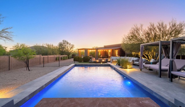Custom Desert Modern 5 bedroom including Casita! Pickleball, Hot-Tub, Put-Put in Cave Creek