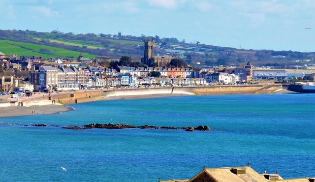 Delightful quiet space, very close to the town & promenade. in Penzance