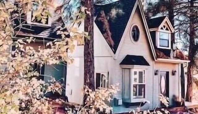 Deluxe Cottage #3 - Private Deck, Cozy & Clean, modern, A/C, centrally located in Flagstaff