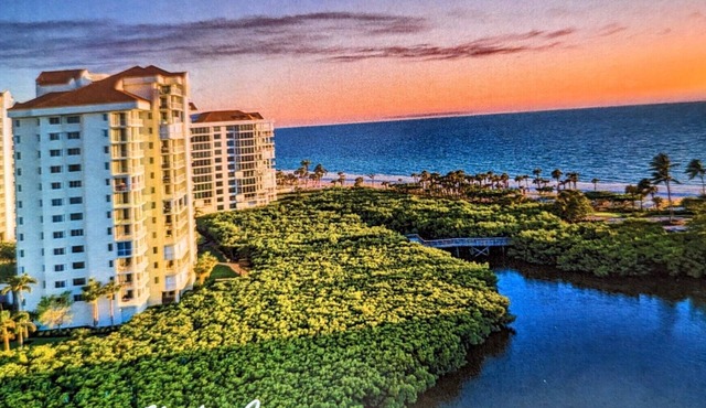 Deluxe End Unit Condo with georgeous Gulf and Clam Pass views in Naples