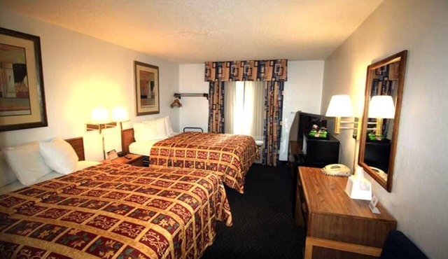 Deluxe Queen Room With Two Queen Beds Non-Smoking in Roseville