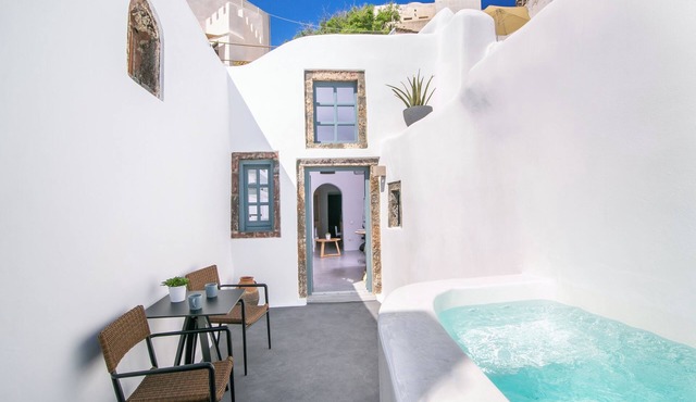 Demeter Cave House Luxury Adults-Only Cave House in Pyrgos Kallistis