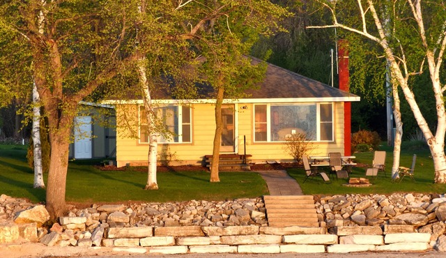 Door County Bayshore Retreat. Retro Charm and Unforgettable Sunsets in Luxemburg