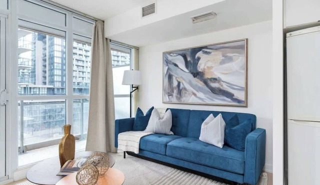 Downtown condo Steps to Entertainment District in Toronto