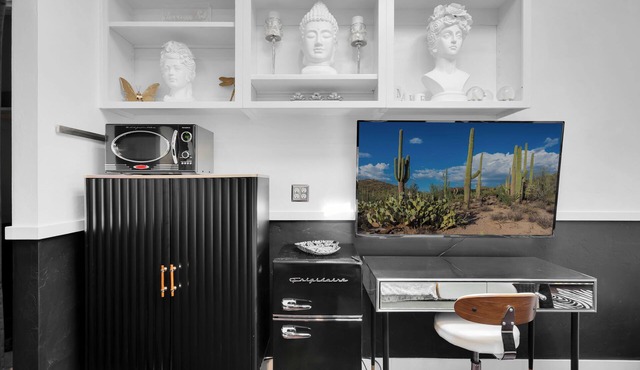 Dreamy, Monochromatic Studio! Close to UofA! Walk to campus/4th ave/downtown! in Tucson