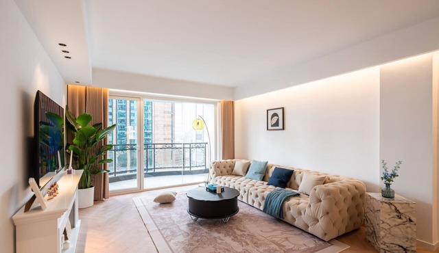 E-Hub Spacious 3-bedroom apartment with balcony Near People's Square in Shanghai