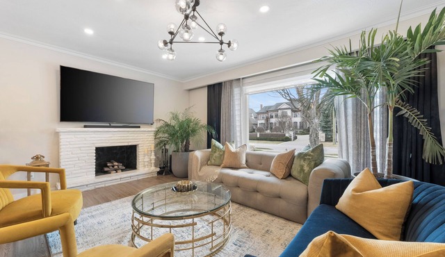 Elegant 4 Bedroom & 3 Bathroom Bungalow Villa with Private Hot Tub in Richmond Hill