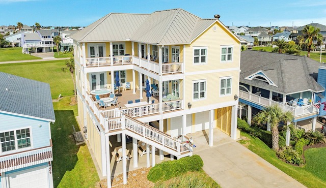 Elevator, Deck-Level Hot Tub, Game Room, Pet Friendly, Easy Walk to Beach in Galveston
