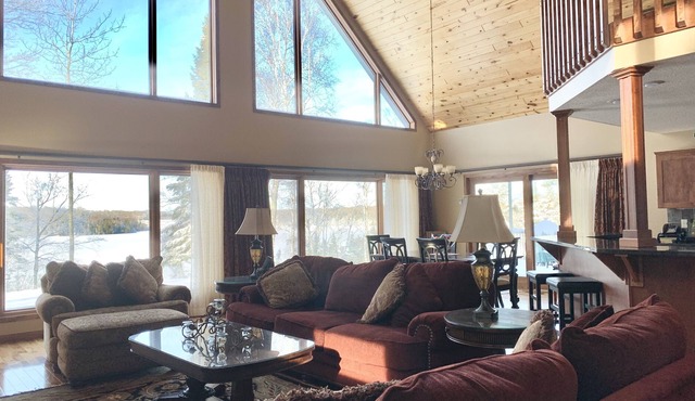 Fabulous Fall Getaway in the National Forest/ Hot Tub and Fireplace in Grand Rapids