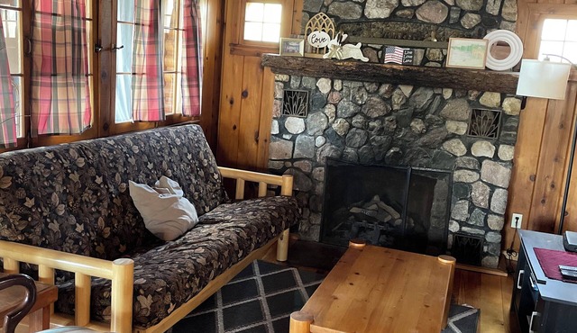 Gorgeous rustic cabin- holds10 people- amazing swimming beach in charming MN in Wirt
