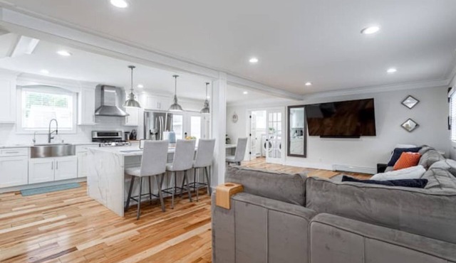 Hamptons Style Living Walk to Cafe Deck in Huntington Station