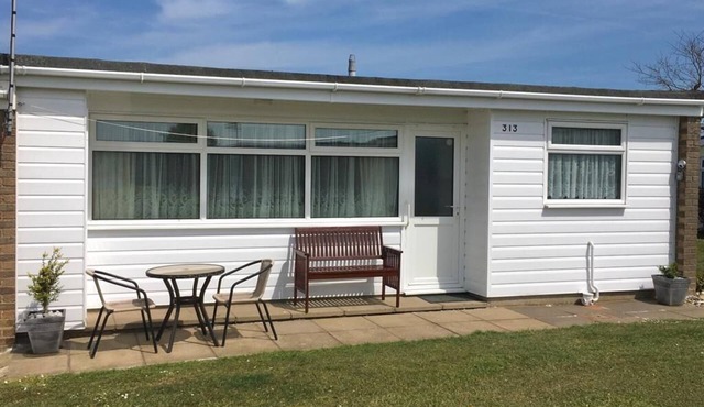 Hemsby Holiday Chalet, sleeps 4, bed linen provided, WiFi & free electric. in Hemsby