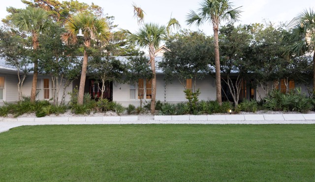 Historic The Court Boutique Hotel in SeasideFL– Walk to Beach + 2 Bikes in Santa Rosa Beach