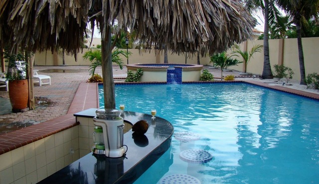 Huge 5BR Villa, Private Pool & Swim-Up Bar. 15 min. Walk to Palm Beach & Casinos in Bakval