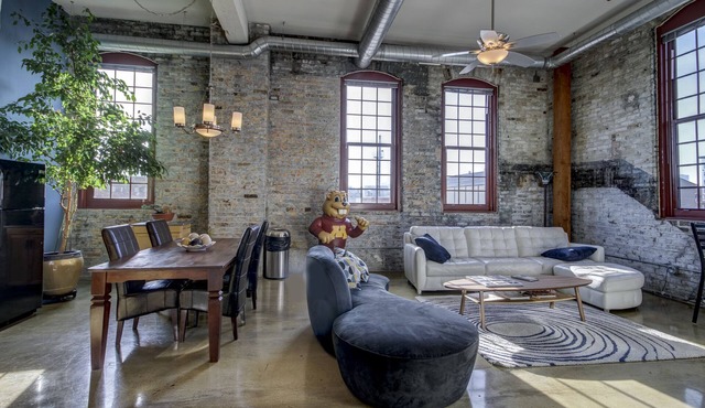 Huge Loft U of M Dinkytown in Minneapolis