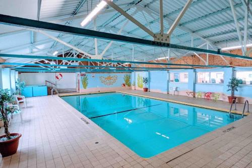 Immaculate Gower Getaway with Pool & Facilities in Swansea