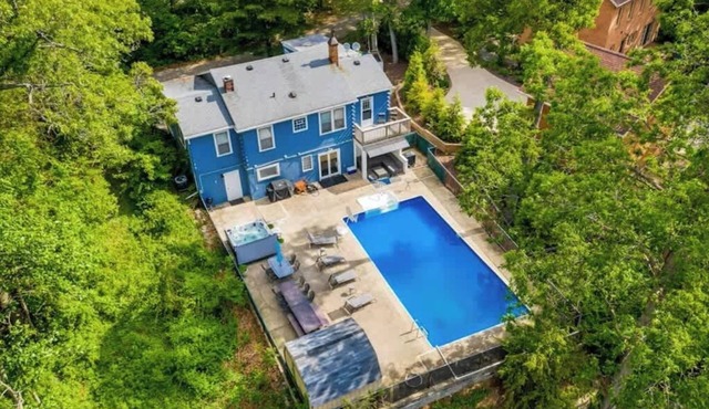 Juniper Presents: Private Pool, Hot Tub, Golf Carts and Lake Access in Grand Beach