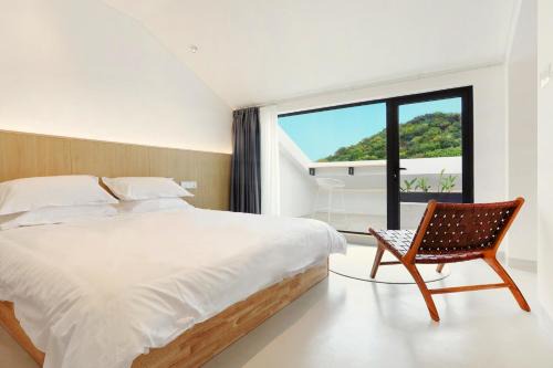 Lake and Mountain Terrace Sunrise View King Room in Suzhou