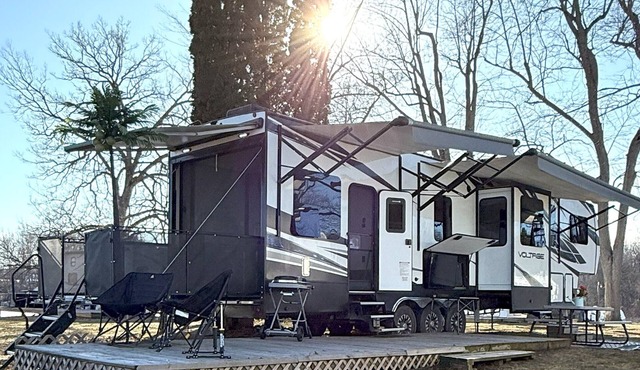 Lakefront! Fabulous 2-bedroom 5th Wheel RV on Pine Lake in Plainwell Michigan! in Plainwell