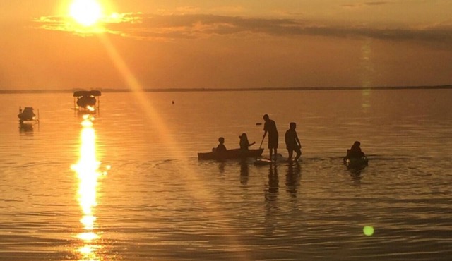 Lakefront House Sleeps 12 in Alberta Beach