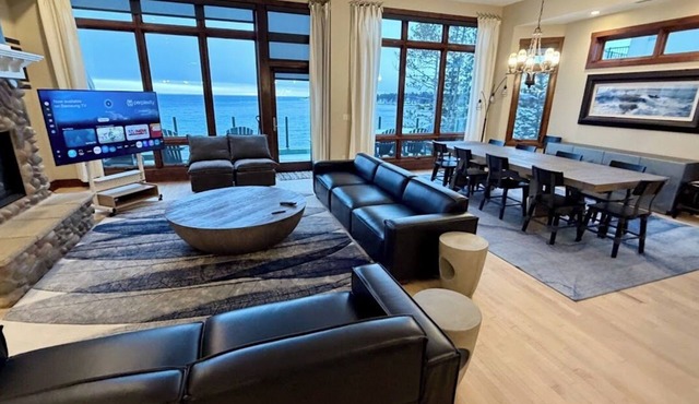 Lakeview 5 bedroom Executive Suite in Two Harbors