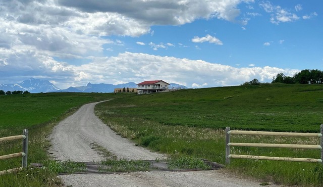 Lakeview Lodge beside Payne Lake & close to Waterton Lakes National Park in Mountain View