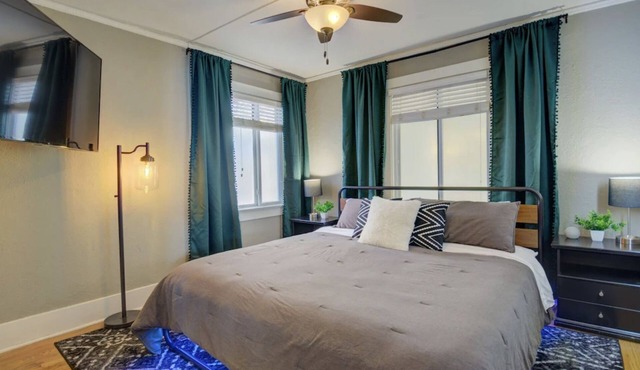 Lux Bach Retreat: Prime Location, 420ok! Sleeps 20 in Denver