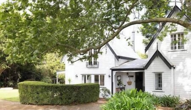 Luxury Designer Country Cottage Escape in Witta
