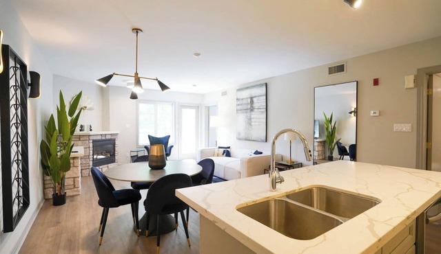 Luxury Jacuzzi Suite-Full Kitchen in Shanty Bay