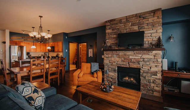 Luxury ski-in/ski-out condo with private hot tub and steam shower in Big White