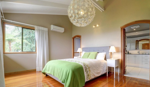 Magnolia - Panoramic Glass House Mountain Views in Maleny